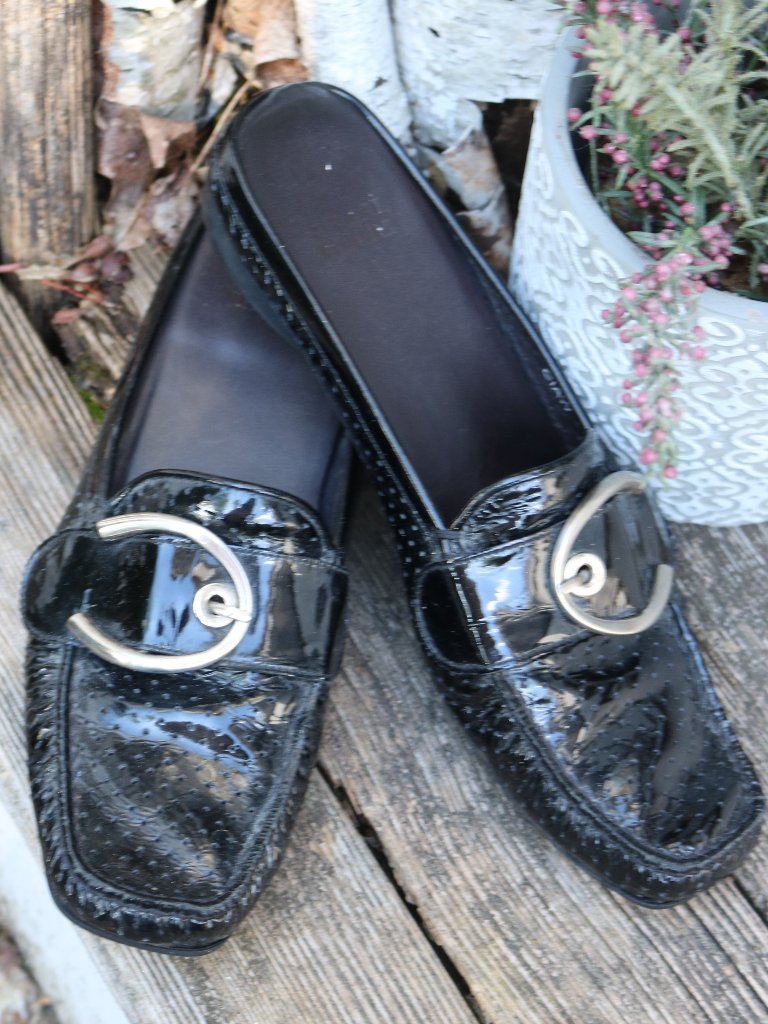 Stuart Weitzman Black Perforated Patent Leather Buckle Flex Flat Mocc Mules 7.5n